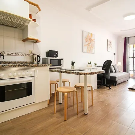 Beautiful With Air Conditioning Just Steps From The Sea In Apartamento