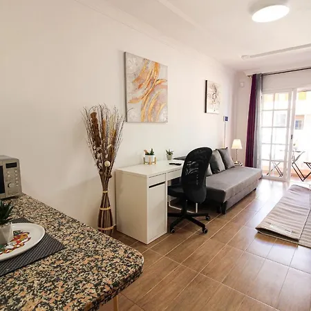 Beautiful With Air Conditioning Just Steps From The Sea In